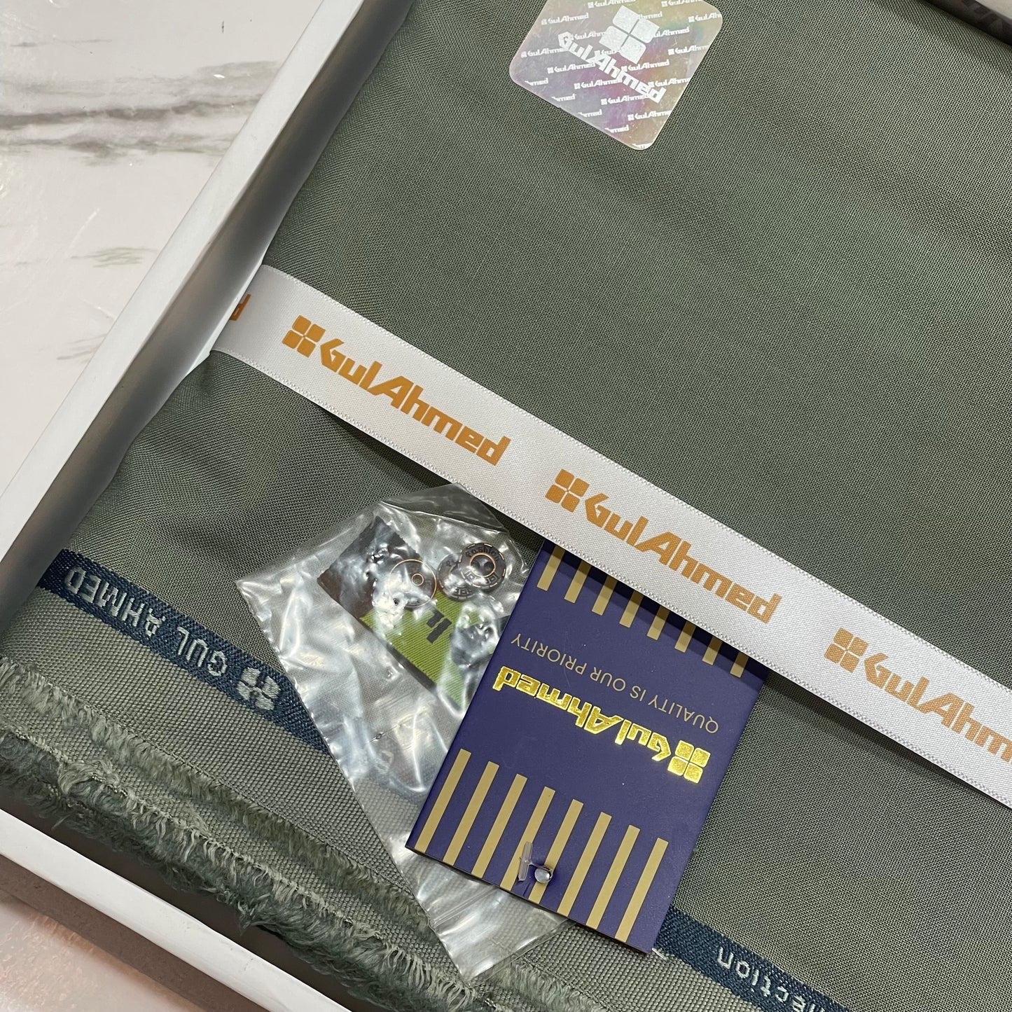 GulAhmed Men’s Gift Box – GREEN Unstitched Wash & Wear Suit